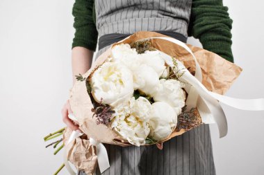 taze parlak çiçek açan peonies çiçekler beyaz arka plan üzerinde.