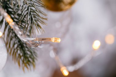 çelenk ışıktan. Noel ağacı top yakın çekim dekore edilmiştir..