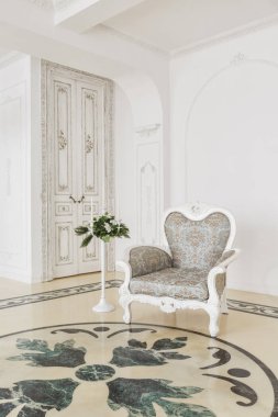 Aristokrat tarzında şömineli lüks bir iç mekan.