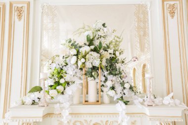 Aristokrat tarzında şömineli lüks bir iç mekan.