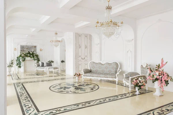 Luxuriöses Vintage-Interieur mit Kamin im aristokratischen Stil — Stockfoto