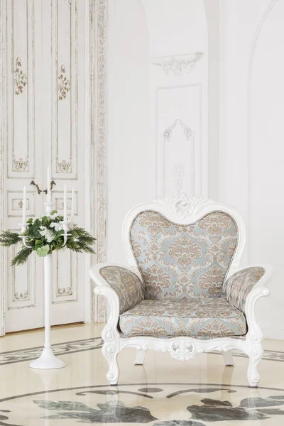 Interior vintage luxuoso com lareira no estilo aristocrático — Fotografia de Stock