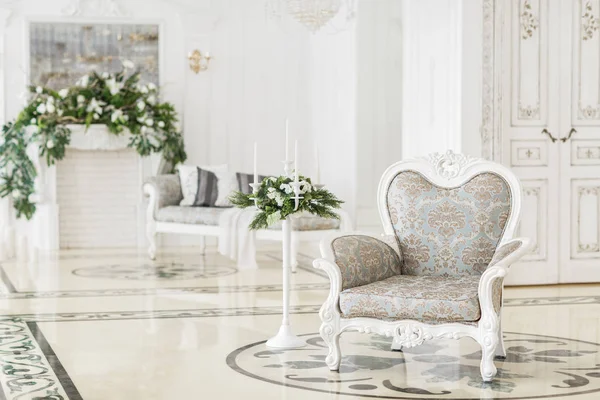 Interior vintage luxuoso com lareira no estilo aristocrático — Fotografia de Stock