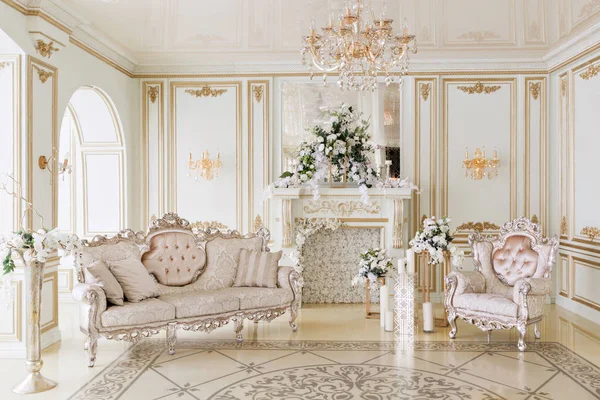 Luxueux intérieur vintage avec cheminée dans le style aristocratique — Photo