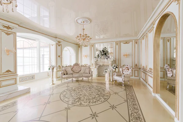 Aristokrat tarzında şömineli lüks bir iç mekan.