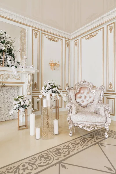 Luxusní vinobraní interiéru s krbem v aristokratickém stylu — Stock fotografie