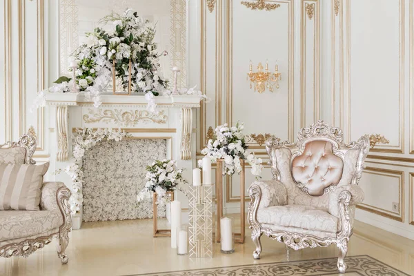 Luksusowe zabytkowe wnętrze z kominkiem w stylu arystokratycznym — Zdjęcie stockowe