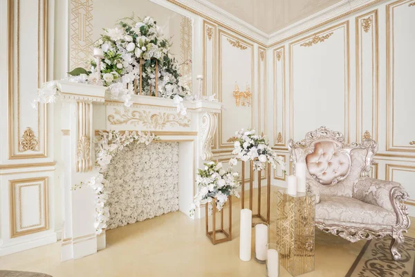 Lujoso interior vintage con chimenea en el estilo aristocrático —  Fotos de Stock