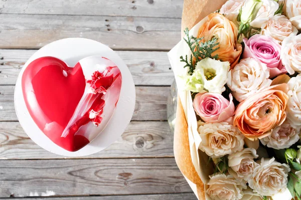 Dolci di cactus al cuore rosso e bouquet di fiori su sfondo di legno. dessert per la prima colazione a San Valentino — Foto Stock