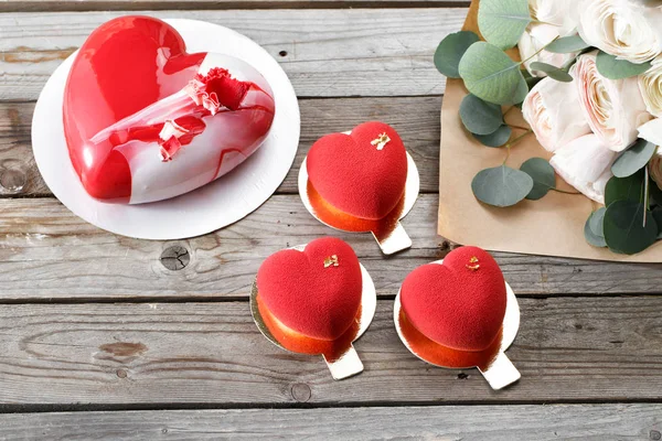 Kırmızı kalp cacke tatlılar ve düğünçiçekleri ahşap arka plan üzerinde. tatlı kahvaltı Sevgililer günü için — Stok fotoğraf