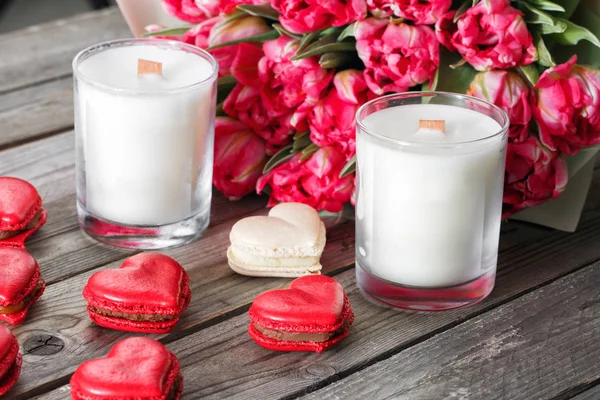 Red macaroons desserts and tulips on wooden background. dessert for breakfast on Valentines Day — Stock Photo, Image