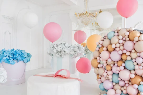 Caixas com flores e um grande pudrinitsa com bolas e balões no quarto decorado para festa de aniversário . — Fotografia de Stock