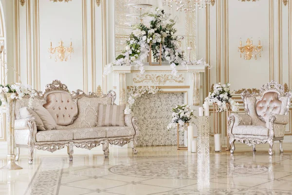 Luxuriöses Vintage-Interieur mit Kamin im aristokratischen Stil — Stockfoto