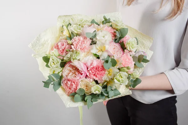 Kadın el ile farklı çiçeklerin güzel buket yaptı. renkli renk karışımı çiçek — Stok fotoğraf