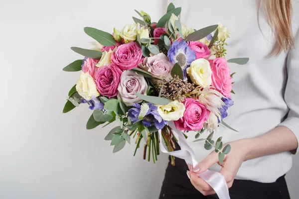 Hermoso ramo hecho de diferentes flores con en mano de mujer. color colorido mezcla flor — Foto de Stock