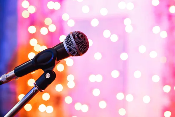 Primer plano del micrófono en la sala de conciertos con luces borrosas en el fondo — Foto de Stock