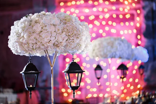 Lights and lanterns in the night. Bokeh Wedding Banquet. The chairs and round table for guests. — Stock Photo, Image