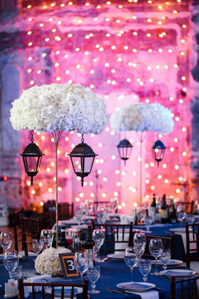 Wedding. Banquet. The chairs and round table for guests, served with cutlery and crockery and covered with a blue tablecloth. — Stock Photo, Image