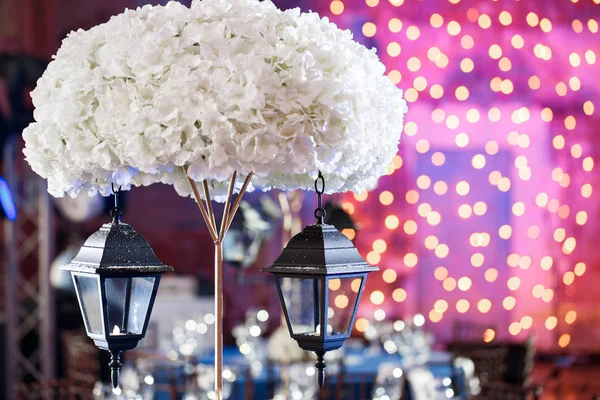 빛 그리고 밤에 초 롱입니다. Bokeh 결혼식 연회입니다. 자 및 인용 라운드 테이블. — 스톡 사진