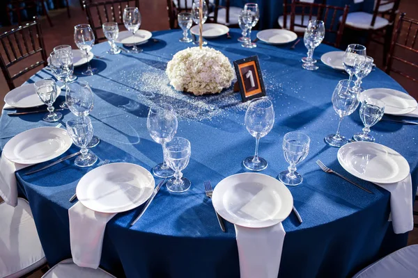 Wedding. Banquet. The chairs and round table for guests, served with cutlery and crockery and covered with a blue tablecloth. — Stock Photo, Image