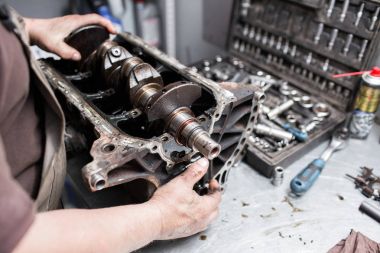 Motor krank mili, kapak kapak, pistonlar. Otomobil araba motor bakım onarım çalışmaları, tamirci tamirci