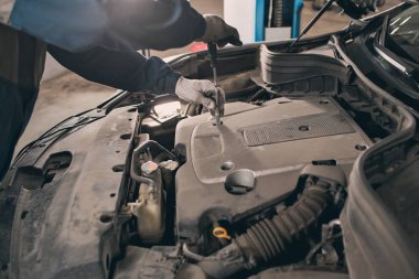 Mekanik eller açık hood, arabaya servis denetimlerini kapat