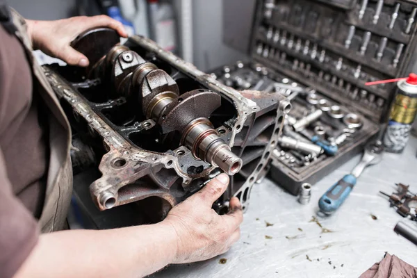 Cigüeñal del motor, tapa de la válvula, pistones. mecánico reparador en el automóvil mantenimiento del motor de coches trabajos de reparación — Foto de Stock