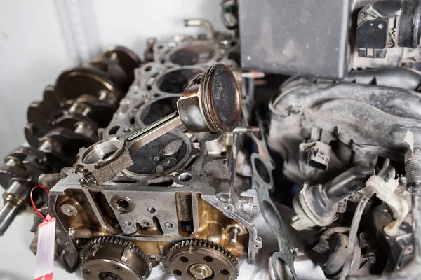 Manutenção do carro da válvula do motor. Um depósito em um pistão, uma grande corrida uma longa vida útil — Fotografia de Stock