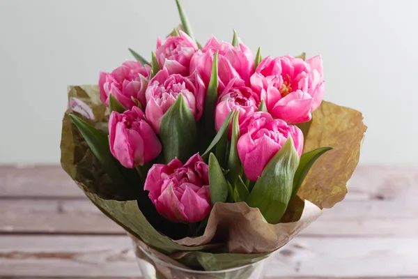 Bouquet of pink peony tulips on a wooden background. Spring flowers. Mothers Day background. — Stock Photo, Image
