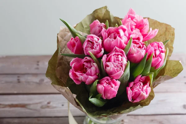 Bouquet de tulipes pivoines roses sur fond bois. Fleurs printanières. Fond de la fête des mères . — Photo