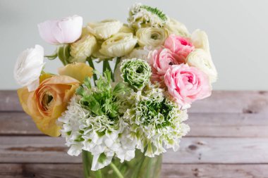 Lüks ahşap duvar cam vazoda farklı çiçekler buket. Kopya alanı