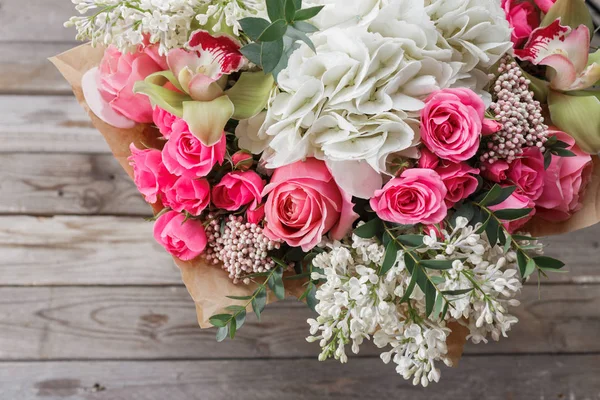 Bouquet di lusso di fiori diversi in vaso di vetro su parete di legno. Copia spazio — Foto Stock