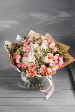 Ahşap arka plan, kopya alanı üzerinde çiçekler buket gül ve diğer renkler.