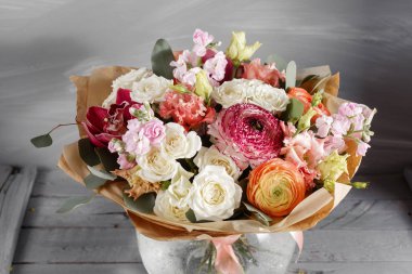 Ahşap arka plan, kopya alanı üzerinde çiçekler buket gül ve diğer renkler.