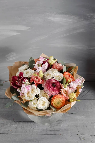 Ramo de rosas y otras flores de colores sobre fondo de madera, espacio para copiar . — Foto de Stock