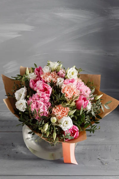 Букет из роз и других цветов цветы на деревянном фоне, пространство для копирования . — стоковое фото