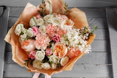 Ahşap arka plan, kopya alanı üzerinde çiçekler buket gül ve diğer renkler.