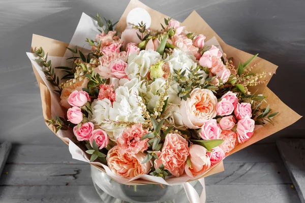 Ramo de rosas y otras flores de colores sobre fondo de madera, espacio para copiar . — Foto de Stock
