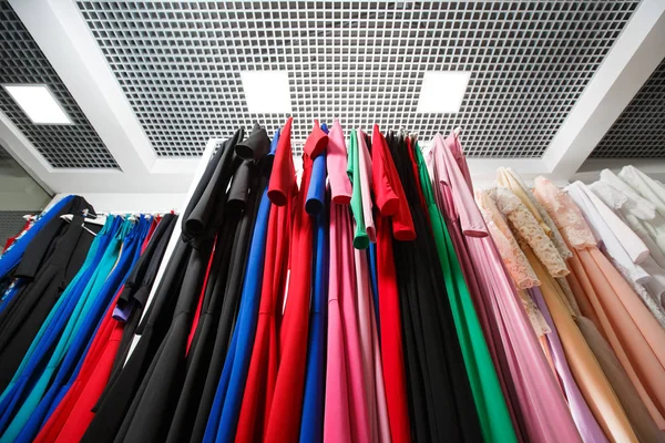 Одежда на вешалке в современном бутике магазина — стоковое фото
