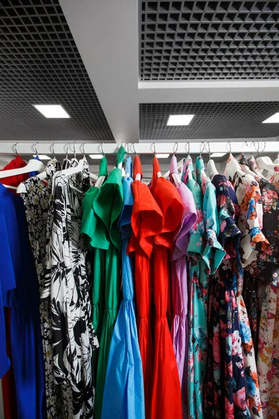 Одежда на вешалке в современном бутике магазина — стоковое фото
