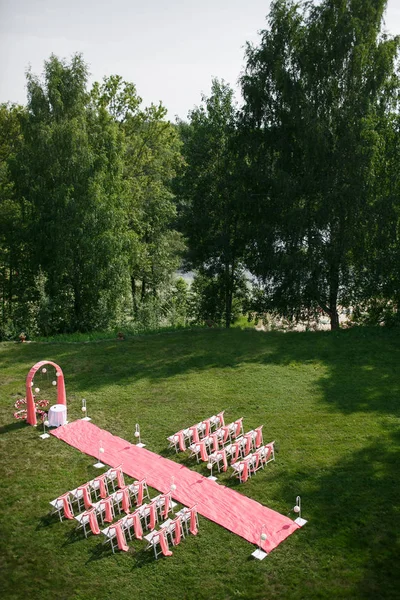 Düğün kayıt doğada güzel. Beyaz sandalyeler kayıt ziyaret için. Çıkış kaydı için beyaz çiçekli pembe çadır. Düğün detayları — Stok fotoğraf