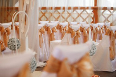 Yay kumaştan yapılmış. Aksesuar sandalye yay düğün kayıt