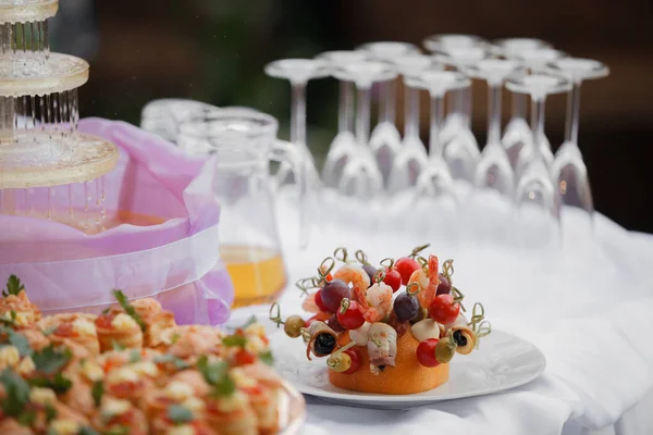 Bril met champagne. Catering feestzaal tabel. een heleboel snacks en canapeetjes — Stockfoto