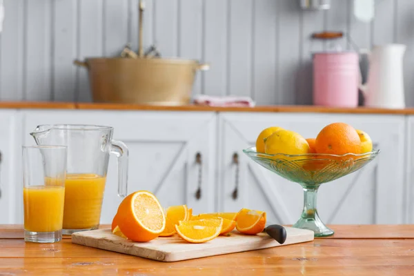 Gesneden sinaasappelen op een houten snijplank. Gezond en lekker ontbijt — Stockfoto