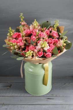 Ahşap arka plan, kopya alanı üzerinde çiçekler buket gül ve diğer renkler.