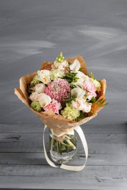 Ahşap arka plan, kopya alanı üzerinde çiçekler buket gül ve diğer renkler.