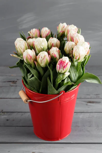 Crème glacée tulipe À la suite de la sélection de fleurs dans un seau en métal fond en bois — Photo