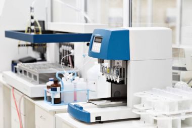 Analizler için tıbbi aletler. AIDS ve diğer hastalıklar için kan testi yapıldı. DNA 'nın tanımı. seçici odak