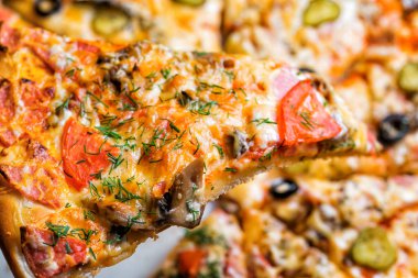 Pizza mantar ve sebze, metal masa üzerinde adet kesim tarafından. Dolum yakın çekim tarih seçici odak.