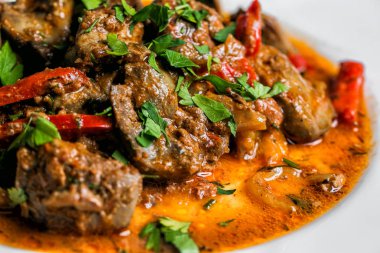 Kavrulmuş et ve sebze. Dolum yakın çekim tarih seçici odak.